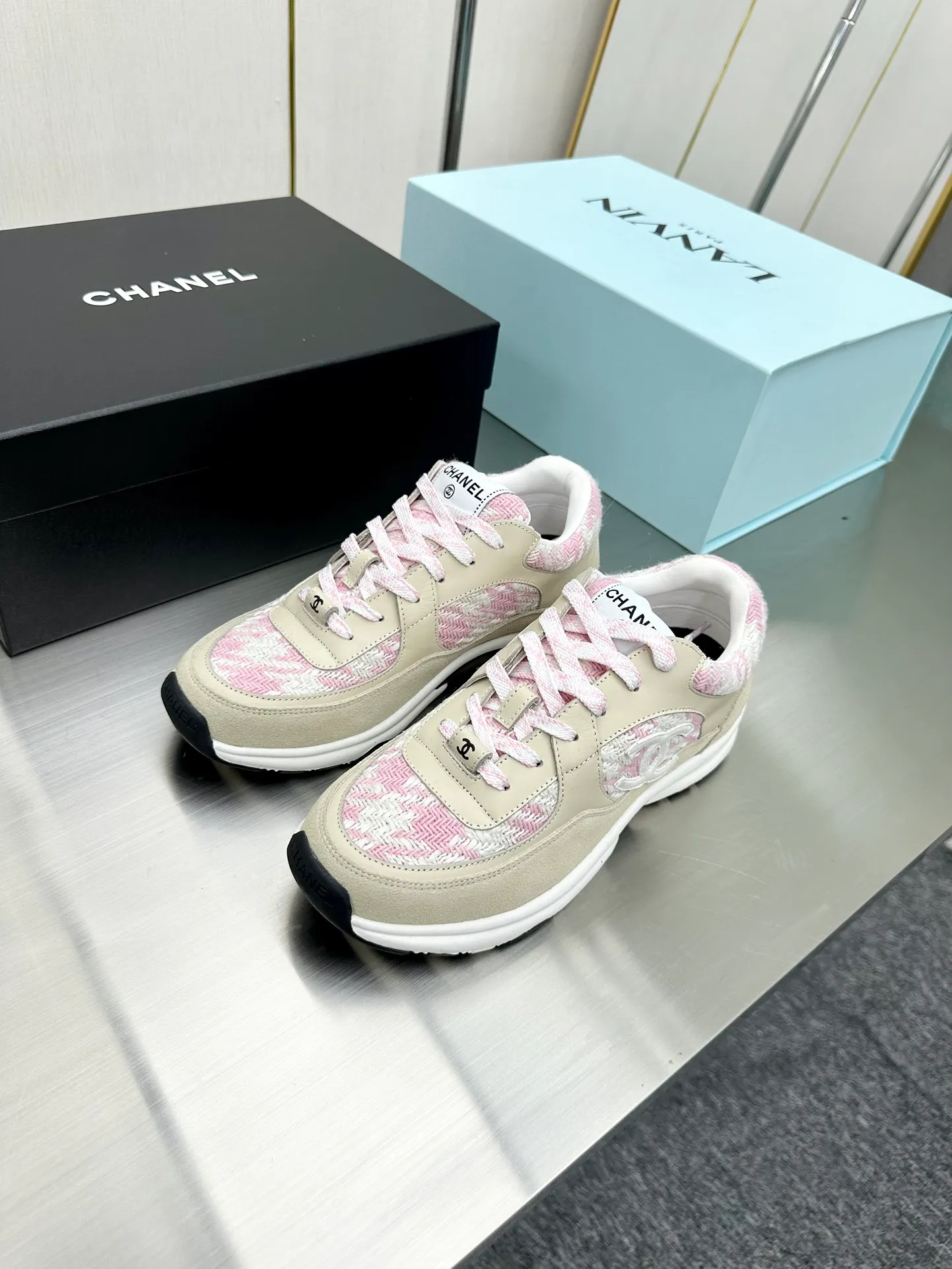 👟👟Ex-factory price P480 👟👟Chanel Chanel - 2023 counter top casual sports shoes This classic design; the upper is electro-embroidered with a variety of techniques; the outsole is fashionable and sporty; it is unusual to incorporate a variety of color matching elements... The diversified mix and match is very beautiful and versatile, casual, fashionable, sports and outdoor can be taken into account... ꫛꫀꪝ Go➫ Material: ❶Upper made of: Original imported mercerized velvet + double-layer breathable mesh ❷Inner use: original imported breathable mesh ❸Outsole based on: original TPU combination outsole Full set of boutique packaging for women 35–41 men 38-46
